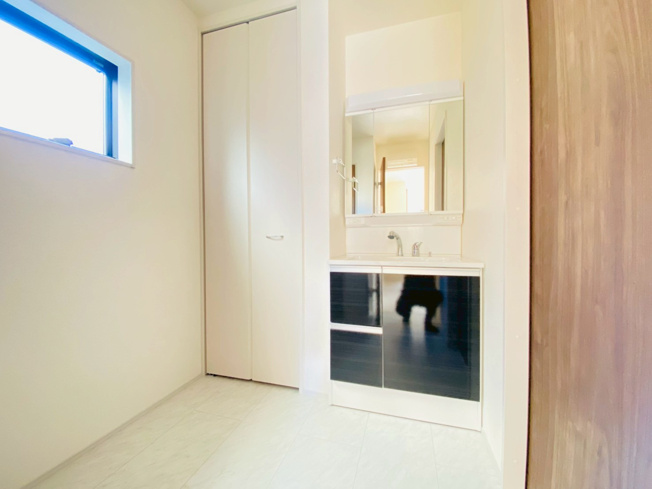 【独立洗面台】 | 西東京市下保谷２丁目　新築戸建て　２号棟 | 三面鏡付き洗面化粧台で、収納も充実！朝の身支度もスムーズ。