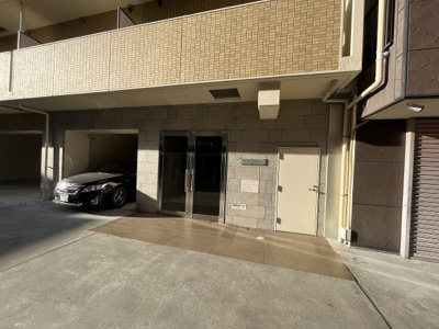 【エントランス】 | プレジール | 清潔なエントランスです