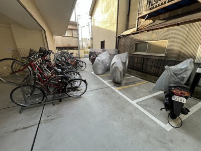 【その他共用部分】 | プレジール | 自転車置場とバイク置き場です