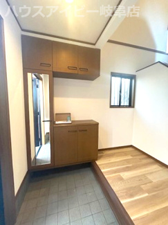 【玄関】 | 岐阜市須賀3丁目！再生住宅登場です♪水回りすべて新品交換！ゆとりの広さの6LDK！南にお庭スペース♪ | 岐阜市須賀3丁目！再生住宅登場です♪水回りすべて新品交換！ゆとりの広さの6LDK！南にお庭スペース♪