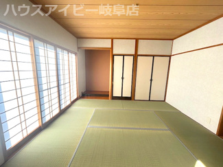 【和室】 | 岐阜市須賀3丁目！再生住宅登場です♪水回りすべて新品交換！ゆとりの広さの6LDK！南にお庭スペース♪ | 岐阜市須賀3丁目！再生住宅登場です♪水回りすべて新品交換！ゆとりの広さの6LDK！南にお庭スペース♪