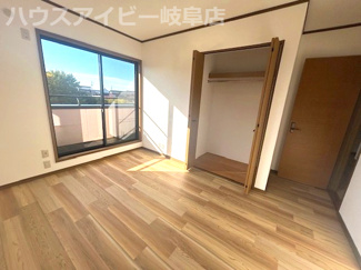 【洋室】 | 岐阜市須賀3丁目！再生住宅登場です♪水回りすべて新品交換！ゆとりの広さの6LDK！南にお庭スペース♪ | 岐阜市須賀3丁目！再生住宅登場です♪水回りすべて新品交換！ゆとりの広さの6LDK！南にお庭スペース♪