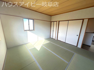 【和室】 | 岐阜市須賀3丁目！再生住宅登場です♪水回りすべて新品交換！ゆとりの広さの6LDK！南にお庭スペース♪ | 岐阜市須賀3丁目！再生住宅登場です♪水回りすべて新品交換！ゆとりの広さの6LDK！南にお庭スペース♪