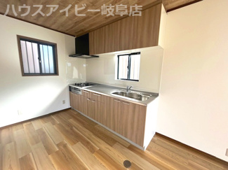 【キッチン】 | 岐阜市須賀3丁目！再生住宅登場です♪水回りすべて新品交換！ゆとりの広さの6LDK！南にお庭スペース♪ | 岐阜市須賀3丁目！再生住宅登場です♪水回りすべて新品交換！ゆとりの広さの6LDK！南にお庭スペース♪