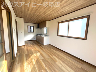 【居間・リビング】 | 岐阜市須賀3丁目！再生住宅登場です♪水回りすべて新品交換！ゆとりの広さの6LDK！南にお庭スペース♪ | 岐阜市須賀3丁目！再生住宅登場です♪水回りすべて新品交換！ゆとりの広さの6LDK！南にお庭スペース♪