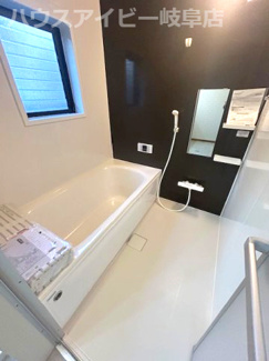 【浴室】 | 岐阜市須賀3丁目！再生住宅登場です♪水回りすべて新品交換！ゆとりの広さの6LDK！南にお庭スペース♪ | 岐阜市須賀3丁目！再生住宅登場です♪水回りすべて新品交換！ゆとりの広さの6LDK！南にお庭スペース♪