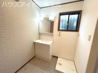 【脱衣所】 | 岐阜市須賀3丁目！再生住宅登場です♪水回りすべて新品交換！ゆとりの広さの6LDK！南にお庭スペース♪ | 岐阜市須賀3丁目！再生住宅登場です♪水回りすべて新品交換！ゆとりの広さの6LDK！南にお庭スペース♪