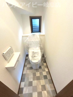 【トイレ】 | 岐阜市須賀3丁目！再生住宅登場です♪水回りすべて新品交換！ゆとりの広さの6LDK！南にお庭スペース♪ | 岐阜市須賀3丁目！再生住宅登場です♪水回りすべて新品交換！ゆとりの広さの6LDK！南にお庭スペース♪