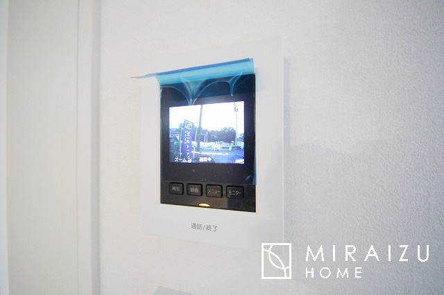 【その他】 | 来客時にカラー画像で確認が出来るので安心。夜間でもLEDライトでくっきりと映ります。また画像のみの対応も出来る為、こちら側の声は聞こえず様子を見てからインターホン対応も可能で安心ですね。