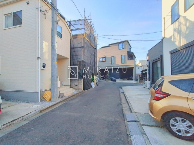 【前面道路含む現地写真】 | プライバシー性と開放感を高める住環境。陽当たりの良い開かれたロケーションを活かし、心地よい暮らしをプランニング

