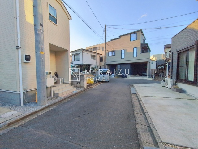 【前面道路含む現地写真】 | 青く澄み渡った綺麗な空と、陽の光をたっぷりと受ける、そんな新築住宅で新生活をスタートしてみませんか？見学・ご相談等、ミライズホーム(株)までお気軽にご連絡下さい♪

