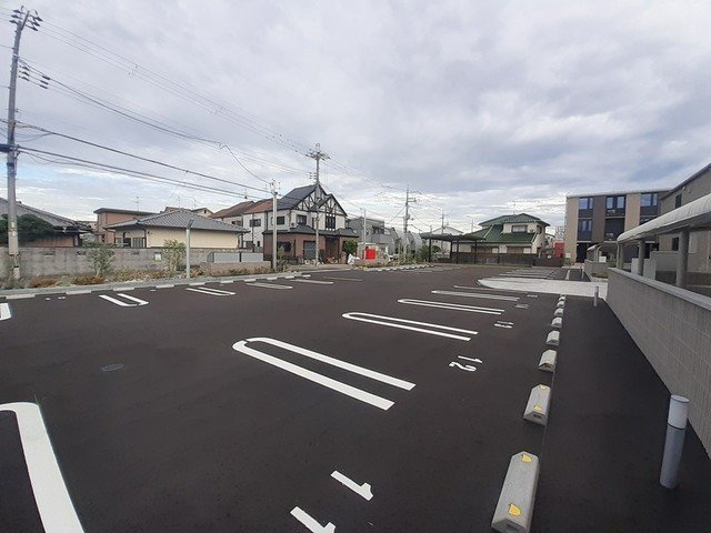 スペチアーレ　ドゥーエの駐車場