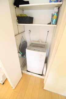  | 収納扉付きの洗濯機置き場。上… 