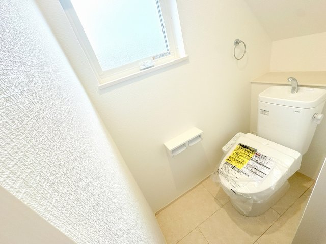 【トイレ】 | 富士見市羽沢1丁目　新築一戸建住宅　全1棟　(ふじみ野店) | 温水洗浄機付きトイレ。