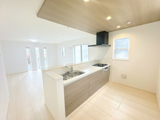 【キッチン】 | 富士見市羽沢1丁目　新築一戸建住宅　全1棟　(ふじみ野店) | 料理をしながらリビングがしっかり見渡せます♪