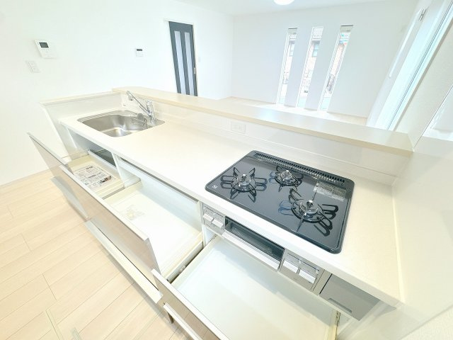【キッチン】 | 富士見市羽沢1丁目　新築一戸建住宅　全1棟　(ふじみ野店) | キッチンのスライド収納と床下収納で整理整頓ばっちり！