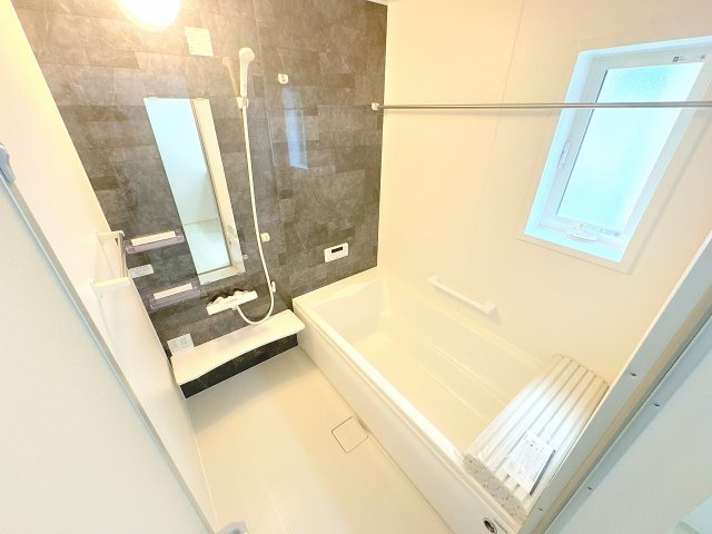 【浴室】 | 富士見市羽沢1丁目　新築一戸建住宅　全1棟　(ふじみ野店) | 浴室乾燥機付きのゆったりとしたバスルーム。