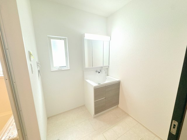 【独立洗面台】 | 富士見市羽沢1丁目　新築一戸建住宅　全1棟　(ふじみ野店) | 三面鏡で収納たっぷりの洗面台を採用。