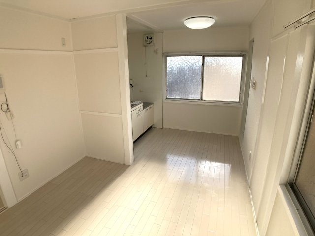 ビーコート鈴蘭台パートIの居間・リビング|明るく広々として非常に美麗