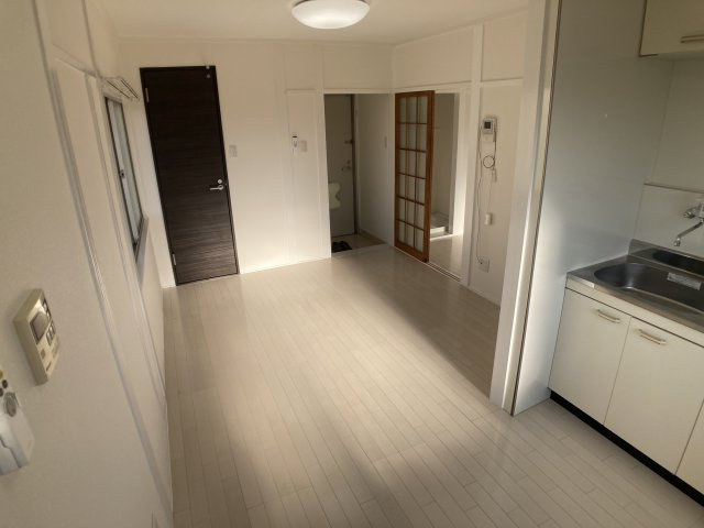 ビーコート鈴蘭台パートIの居間・リビング|綺麗に改装された室内はオススメ