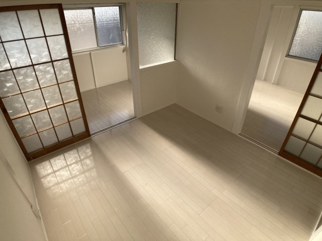 ビーコート鈴蘭台パートIの内装|多採光角部屋で日当たり良好