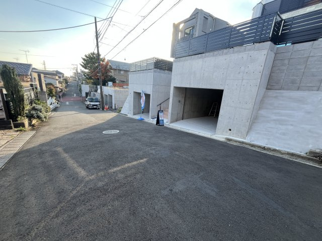 青葉台２丁目新築分譲住宅の前面道路含む現地写真