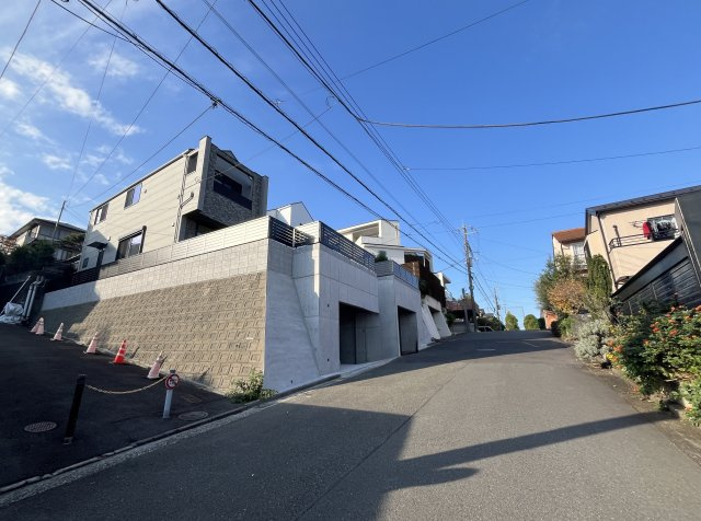 青葉台２丁目新築分譲住宅の前面道路含む現地写真