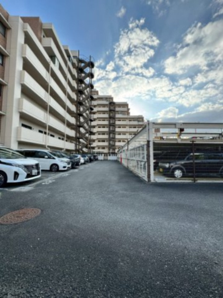 グランドシティダイアパレス吹田ガーデンコート四番館の駐車場