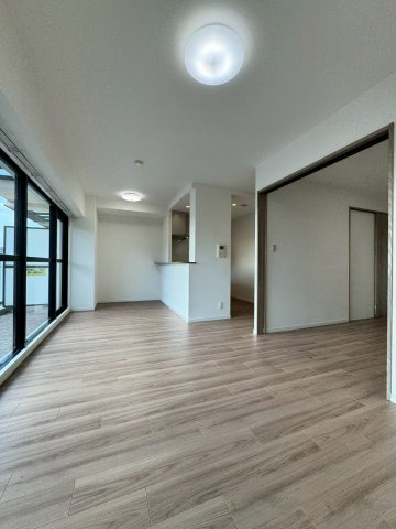 グランドシティダイアパレス吹田ガーデンコート四番館の居間・リビング|約10.9帖のリビング。隣接する洋室との間仕切り扉を開けて開放的なリビングにできます。
南西向き・最上階につき陽当り良好です！