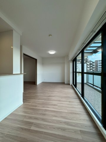 グランドシティダイアパレス吹田ガーデンコート四番館の居間・リビング|バルコニーに面して明るいリビングです！
最上階でリビングからの眺望も良好です！