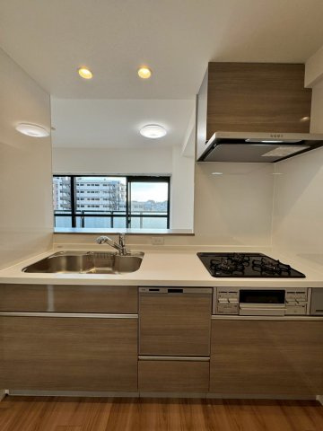 グランドシティダイアパレス吹田ガーデンコート四番館のキッチン|後片付けにうれしい食洗器付きシステムキッチン。
3口コンロでお料理もはかどります！