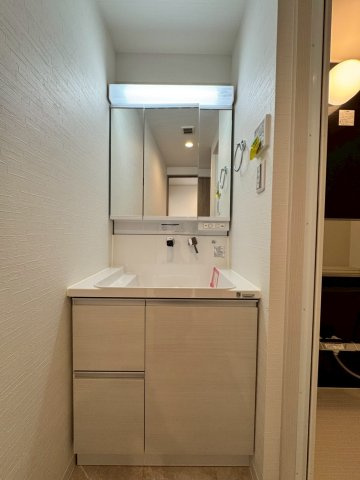 グランドシティダイアパレス吹田ガーデンコート四番館の独立洗面台|明るい三面鏡を備えた洗面化粧台。
洗面台下はたっぷり日用品の収納が可能です。