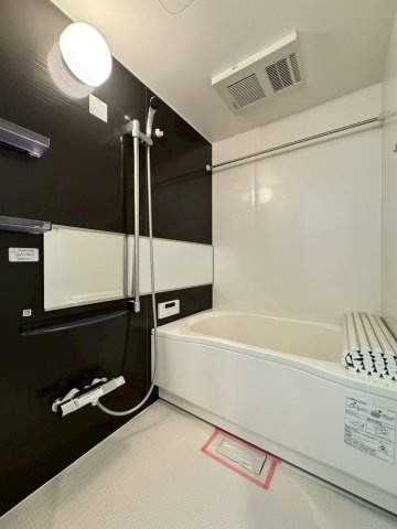 グランドシティダイアパレス吹田ガーデンコート四番館の浴室|ゆったり足を延ばしてくつろげる広さのある浴室です。
ワイドな鏡で広さを感じさせてくれます。