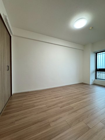 グランドシティダイアパレス吹田ガーデンコート四番館の洋室|約6帖の洋室。全居室収納付きです！
