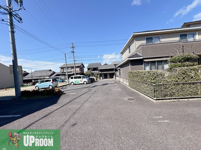 ジュヴィエ弐番館の駐車場