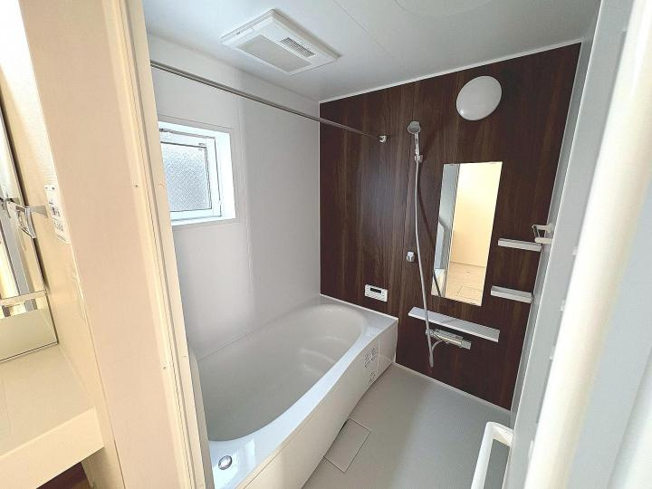 【Blooming Garden】小平小川町の浴室|一日の疲れを癒す場として、ゆったりと足を伸ばしてくつろげる綺麗で清潔感のある色味の浴室。気持ちの良い光と爽やかな風をたっぷりと取りこめる開閉式の窓を設置。浴室乾燥機も標準装備です。