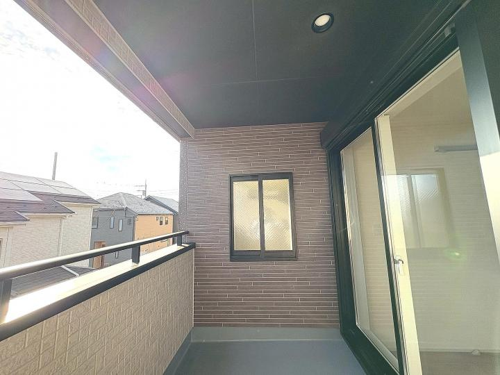 【Blooming Garden】小平小川町のバルコニー|雨の日でも濡れることのないインナーバルコニー。日差しが強い日でも心地よい風を受けながら様々な用途に利用できます。お子様のプールを出すにもちょうどよい広さですね。