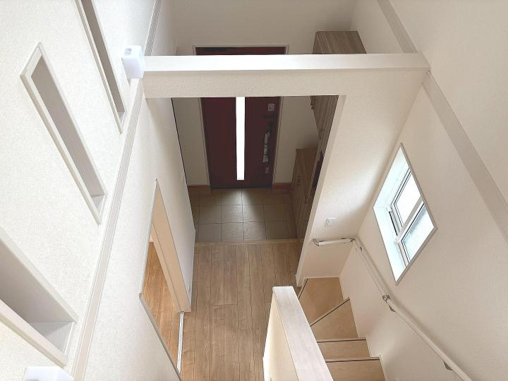 【Blooming Garden】小平小川町の玄関|玄関上部の吹き抜け。解放感と日差しに溢れたスペースでお客様をお迎えします。
