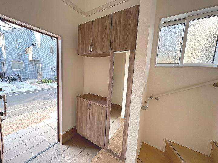 【Blooming Garden】小平小川町の玄関|散らかりがちな玄関もスッキリと保てる玄関収納は、家の中に入る時一番最初に目に付く場所だからこだわりたいですよね！落ち着いた雰囲気の色目が、お部屋の雰囲気をそのまま表している家の顔です。