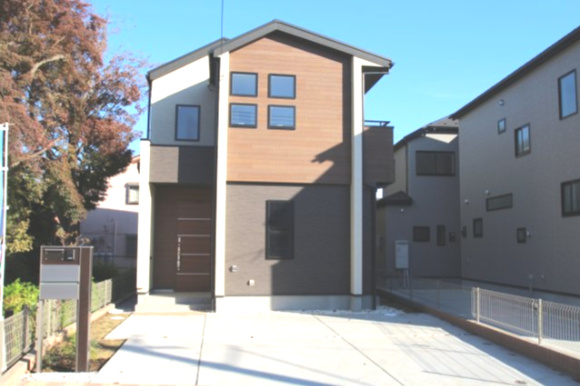 【Blooming Garden】小平小川町の外観|駅前にはスケート場やボウリング場、室内プレイランドなどのアミューズメント施設「BIG BOX東大和」があります！
　その他スーパーや飲食店もあり賑わっています。