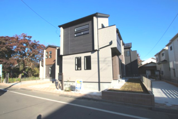 【Blooming Garden】小平小川町の外観|太陽光パネルを設置したZEH水準の高気密・高断熱住宅。家計に優しく、夏は涼しく冬は暖かい、一年を通して快適な暮らしを実現します。