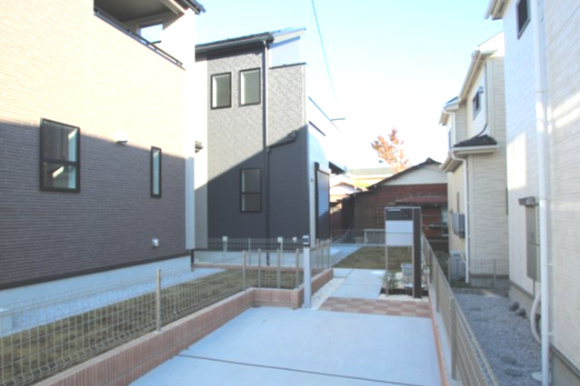 【Blooming Garden】小平小川町の外観|大家族にも嬉しい4LDK+カースペース2台　全3棟