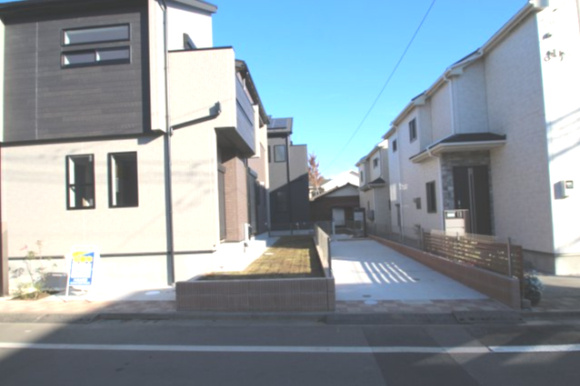 【Blooming Garden】小平小川町の外観パース|カースペースは2台分確保。急な来客にも対応できます。普段は自転車やバイクなどの置き場として大活躍。自転車を車にぶつけないよう気を遣って停める必要はありません。

