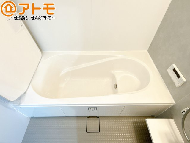 【浴室】 | 藤枝市藤岡三丁目7期　新築戸建　1号棟 | お子様やお年寄りが使いやすいだけでなく、半身浴にも便利なベンチタイプの湯舟です。お湯の節約にも！
