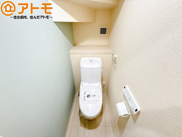 【トイレ】 | 藤枝市藤岡三丁目7期　新築戸建　1号棟 | 常に便座を温かく保ってくれる温水洗浄便座です。冬場でも安心して座ることができますね♪