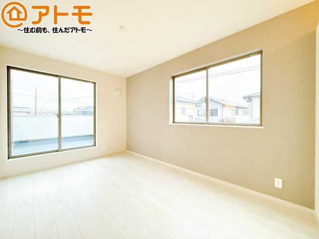 【寝室】 | 藤枝市藤岡三丁目7期　新築戸建　1号棟 | アクセントクロスが印象的なお部屋です。お気に入りの家具に囲まれてゆったり過ごしたいですね♪