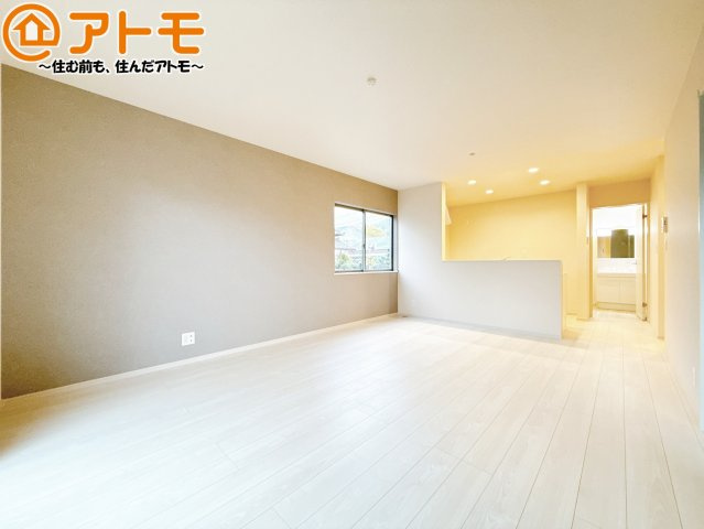 【居間・リビング】 | 藤枝市藤岡三丁目7期　新築戸建　1号棟 | 勉強をしたり、テレビを見たり、家族との会話を楽しんだりとゆったりと過ごせるスペースです！