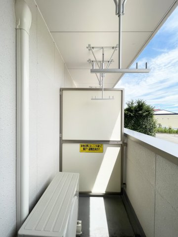 ユニヴァリィ県庁東のバルコニー