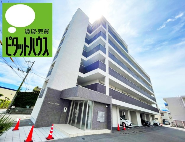 ユニヴァリィ県庁東の外観