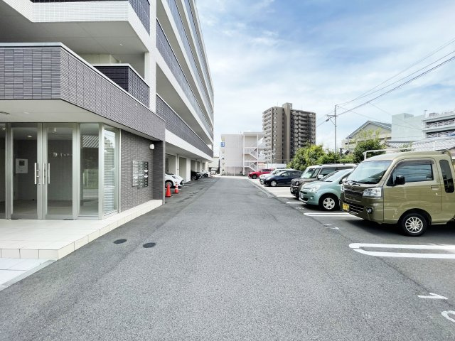 ユニヴァリィ県庁東の駐車場